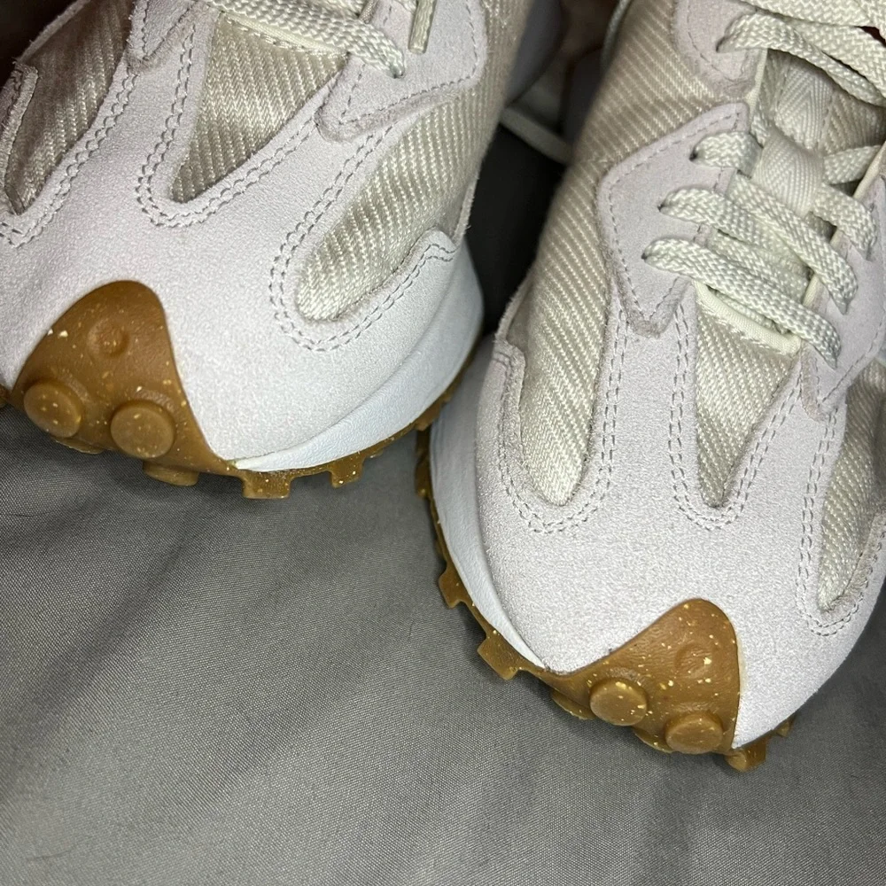 New Balance classics 327. White Cream and tan. Women’s 8. - Picture 6 of 16